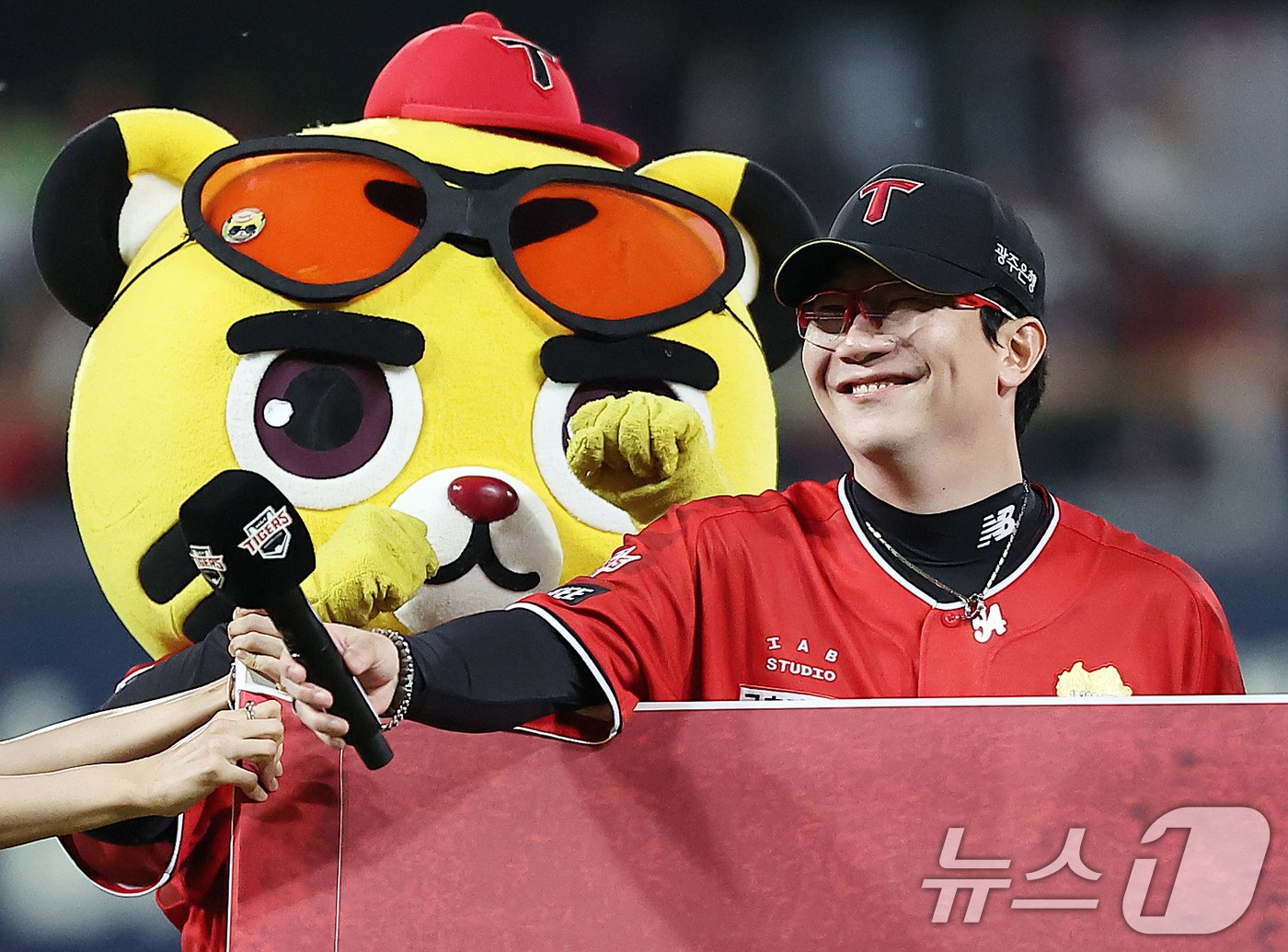 본문 이미지 - KIA 타이거즈 양현종이 25일 오후 광주 기아챔피언스필드에서 '2024 신한 SOL 뱅크 KBO리그' 롯데 자이언츠와의 경기 종료 후 진행된 홈 최종전 감사 인사 및 한국시리즈 출정식에서 팬들에게 감사의 말을 전하고 있다. 2024.9.25/뉴스1 ⓒ News1 김진환 기자