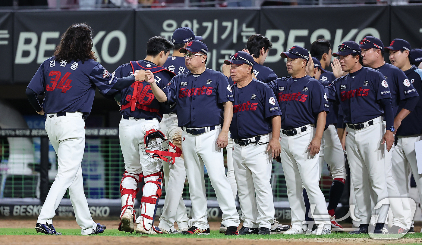 (광주=뉴스1) 김진환 기자 = 25일 오후 광주 기아챔피언스필드에서 열린 '2024 신한 SOL 뱅크 KBO리그' 롯데 자이언츠와 KIA 타이거즈의 경기에서 5대2 승리를 거둔 …