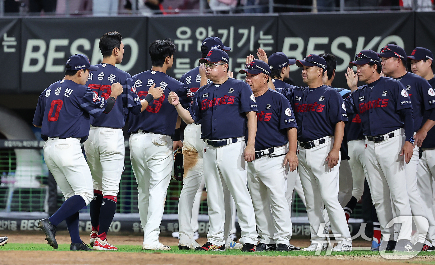 (광주=뉴스1) 김진환 기자 = 25일 오후 광주 기아챔피언스필드에서 열린 '2024 신한 SOL 뱅크 KBO리그' 롯데 자이언츠와 KIA 타이거즈의 경기에서 5대2 승리를 거둔 …