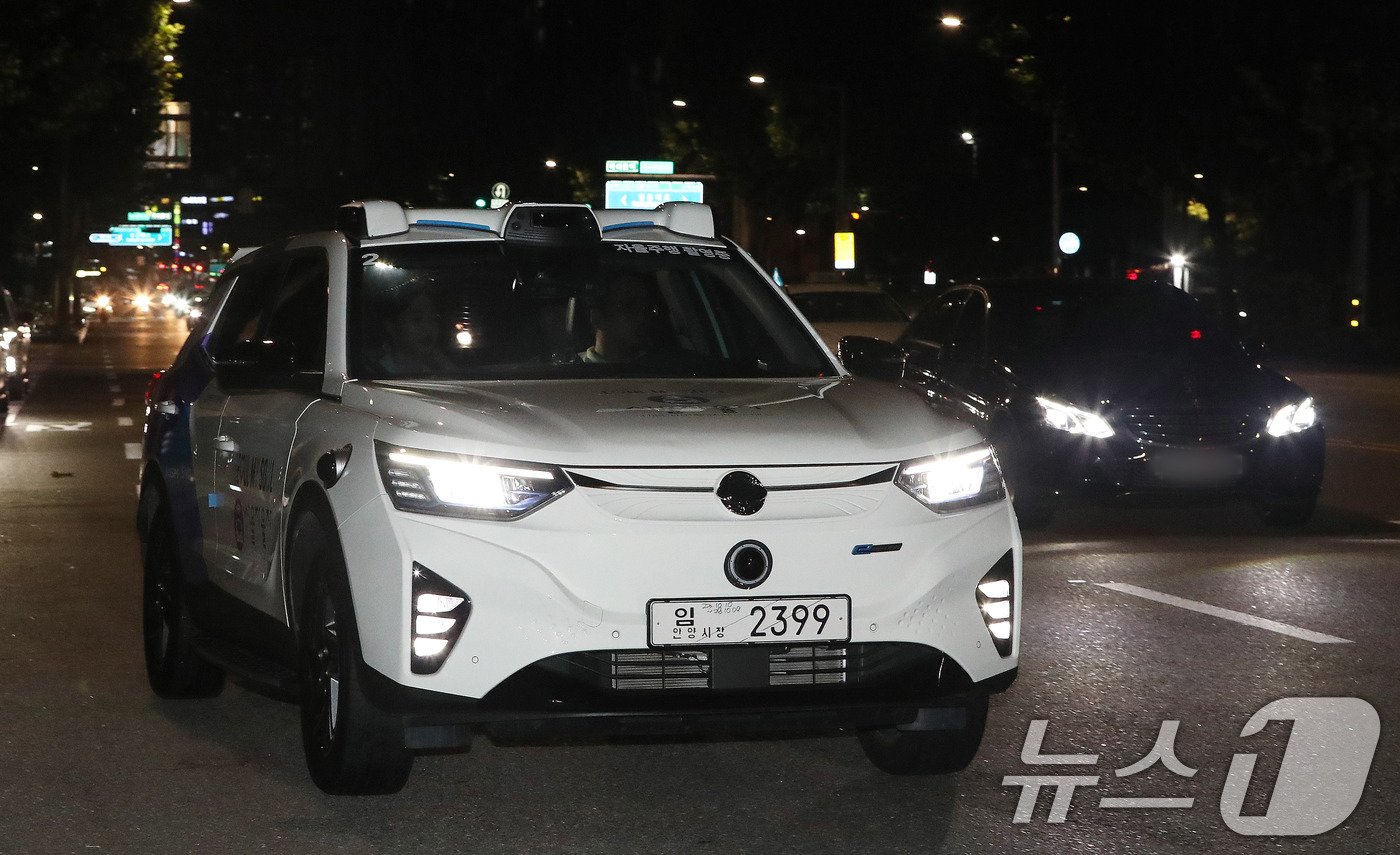 본문 이미지 - 25일 밤 서울 강남구 학여울역 인근 도로에서 강남 심야 자율주행택시가 시험운행을 하고 있다. 2024.9.25/뉴스1 ⓒ News1 박세연 기자