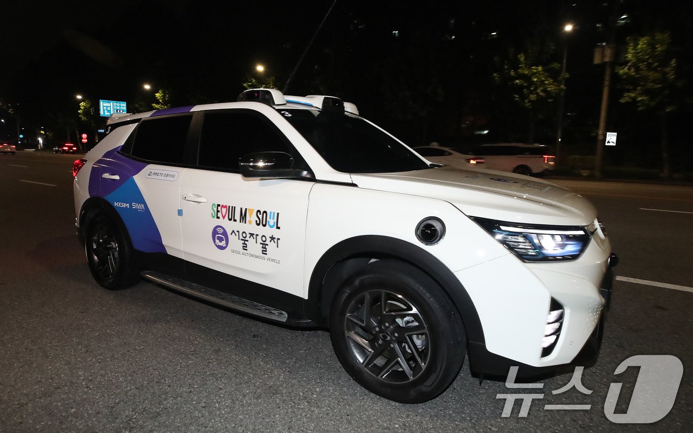 본문 이미지 - 25일 밤 서울 강남구 학여울역 인근 도로에서 강남 심야 자율주행택시가 시험운행을 하고 있다. 2024.9.25/뉴스1 ⓒ News1 박세연 기자