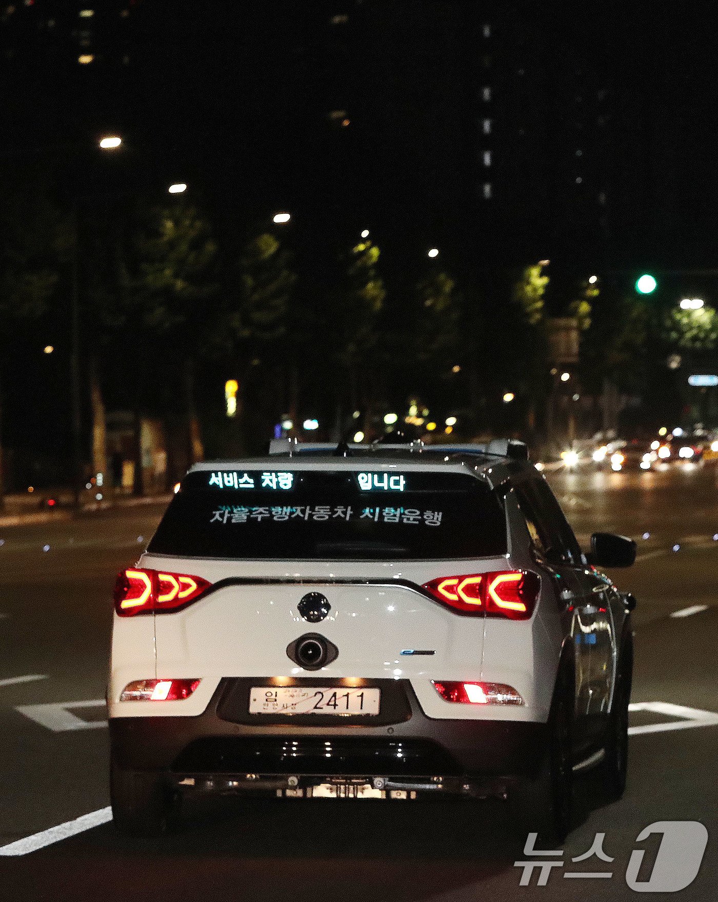 본문 이미지 - 25일 밤 서울 강남구 학여울역 인근 도로에서 강남 심야 자율주행택시가 시험운행을 하고 있다. 2024.9.25/뉴스1 ⓒ News1 박세연 기자