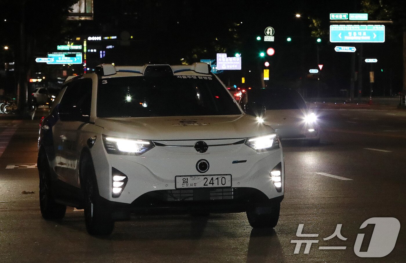 본문 이미지 - 25일 밤 서울 강남구 학여울역 인근 도로에서 강남 심야 자율주행택시가 시험운행을 하고 있다. 서울시는 26일 밤 11시부터 강남일대에서 심야 자율주행택시를 정식 운행한다고 밝혔다. 2024.9.25/뉴스1 ⓒ News1 박세연 기자