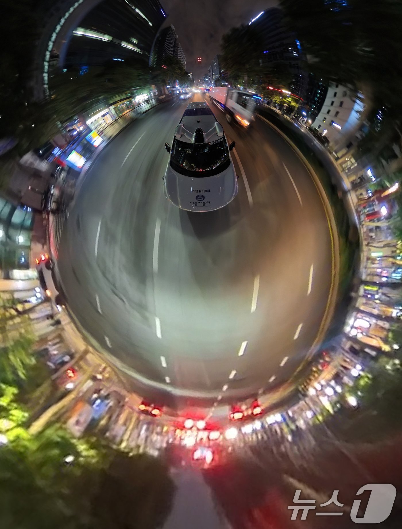 본문 이미지 - 25일 밤 서울 강남구 학여울역 인근 도로에서 강남 심야 자율주행택시가 시험운행을 하고 있다.  사진은 360도 카메라로 촬영후 그래픽 프로그램으로 편집했다. (공동취재)2024.9.25/뉴스1 ⓒ News1 박세연 기자