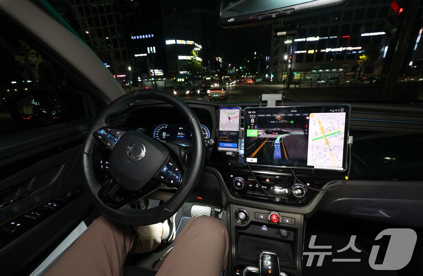 본문 이미지 - 25일 밤 서울 강남구 학여울역 인근 도로에서 강남 심야 자율주행택시가 시험운행을 하고 있다. 서울시는 26일 밤 11시부터 강남일대에서 심야 자율주행택시를 정식 운행한다고 밝혔다. 사진은 시험주행하는 택시 내부로 안전상 자율주행 오퍼레이터가 탑승했다. (공동취재)2024.9.25/뉴스1 ⓒ News1 박세연 기자