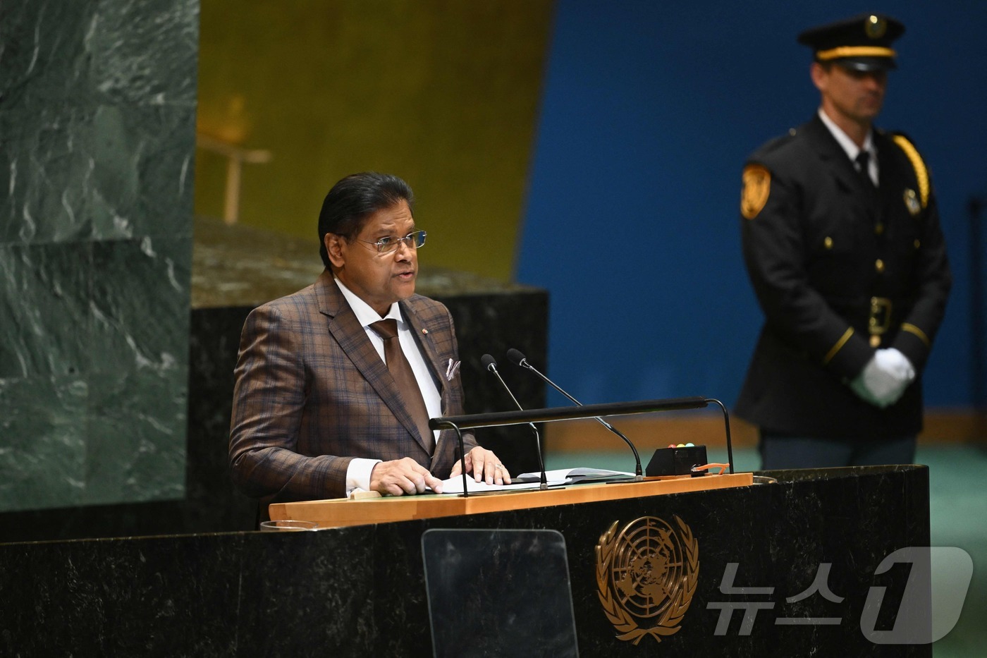 (유엔본부 AFP=뉴스1) 김지완기자 = 찬드리카퍼사드(찬) 산토키 수리남 대통령이 25일 뉴욕 유엔본부에서 열린 제 79차 유엔 총회에서 기조 연설을 하고 있다. 최근 영화 '수 …
