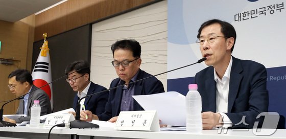 본문 이미지 - 정정훈 기획재정부 세재실장(오른쪽)이 지난 25일 세종시 정부세종청사에서 세수 재추계 결과 및 재정 대응방향 등을 설명하고 있다.2024.9.26/뉴스1 ⓒ News1 김기남 기자