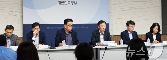 본문 이미지 - 정정훈 기획재정부 세재실장(오른쪽 세번째)이 지난 25일 세종시 정부세종청사에서 세수 재추계 결과 및 재정 대응방향 등을 설명하고 있다.2024.9.26/뉴스1 ⓒ 뉴스1 김기남 기자