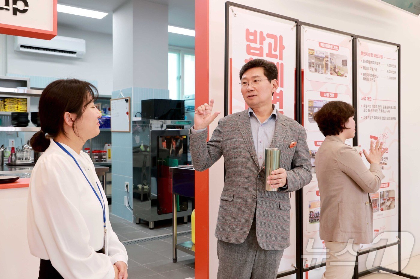 본문 이미지 - 이상일 시장이 25일 열린 개소식에서 '밥과함께라면' 3호점 내부를 둘러보고, 있다.(용인시 제공)