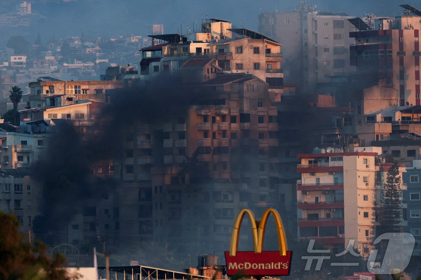 본문 이미지 - 25일(현지시간) 레바논 남부 티레에서 이스라엘의 공습을 받아 연기가 피어오르는 모습이 보인다. 2024.09.25 ⓒ 로이터=뉴스1 ⓒ News1 김지완 기자