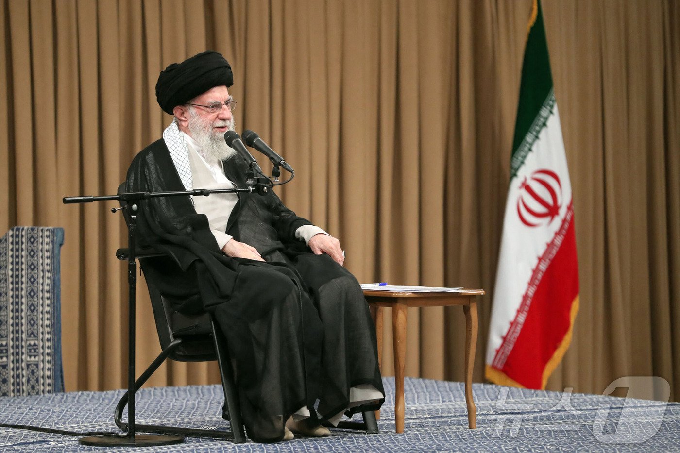 본문 이미지 - 25일&#40;현지시간&#41; 아야톨라 사예드 알리 하메네이 이란 최고지도자가 테헤란에서 연설하고 있다. 하메네이는 이날 이스라엘의 레바논 무장정파 헤즈볼라 사령관 사살과 관련해 이스라엘의 살육이 이란의 지원을 받는 헤즈볼라를 무릎꿇릴 수 없다고 말했다. 사진은 이란 최고지도자실 제공. 2024.09.25 ⓒ AFP=뉴스1 ⓒ News1 김지완 기자