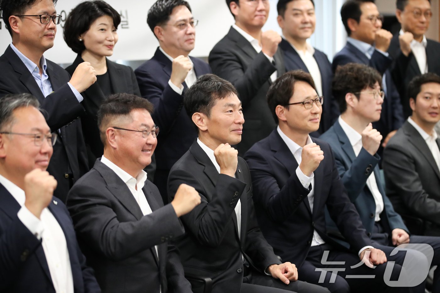 본문 이미지 - 이복현 금융감독원장이 26일 서울 여의도 금융감독원에서 열린 가상자산사업자 CEO 간담회에서 원화마켓 가상자산사업자 대표들과 기념촬영하고 있다. 2024.9.26/뉴스1 ⓒ News1 이승배 기자