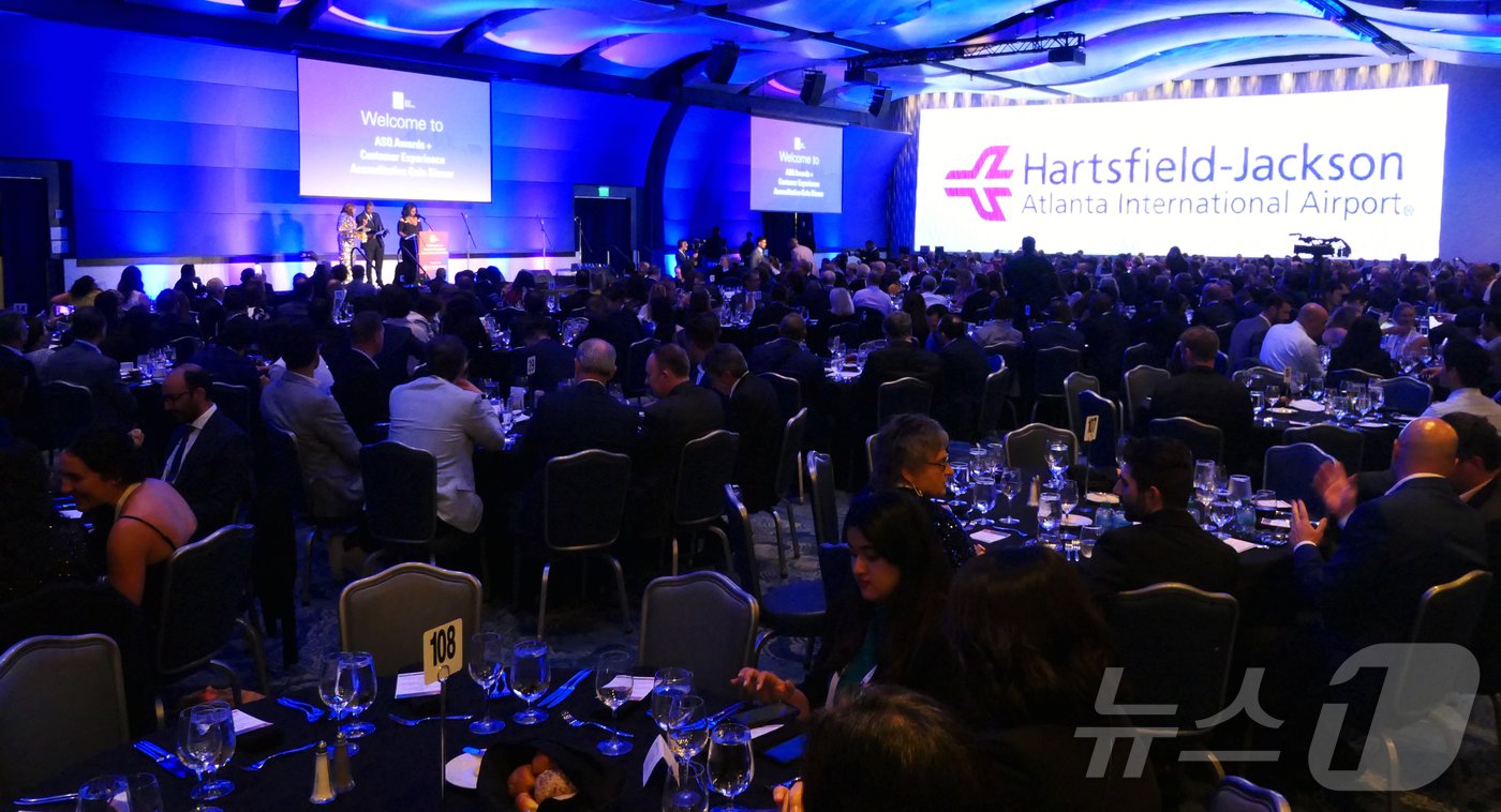 본문 이미지 - 25일(현지시각) 미국 애틀란타에서 열린 '제6회 고객경험 글로벌 서밋(Customer Experience Global Summit)'에서 5단계 인증패 수상식이 열리고 있다.(인천공항공사 제공)2024.9.26/뉴스1