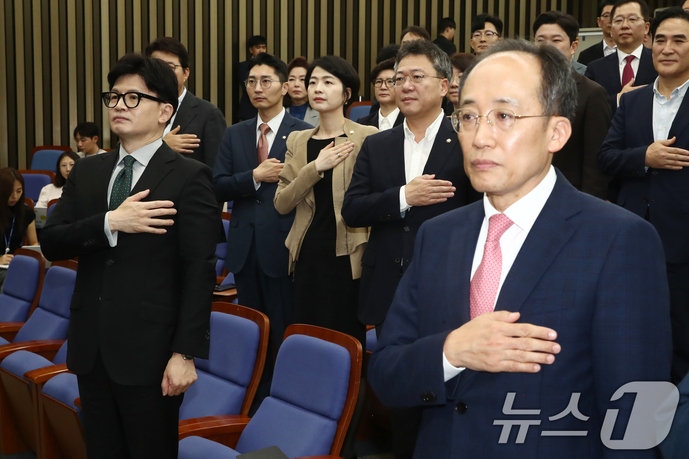 (서울=뉴스1) 이광호 기자 = 한동훈 국민의힘 대표와 추경호 원내대표가 26일 오전 서울 여의도 국회에서 열린 의원총회에서 국기에 경례를 하고 있다. 2024.9.26/뉴스1