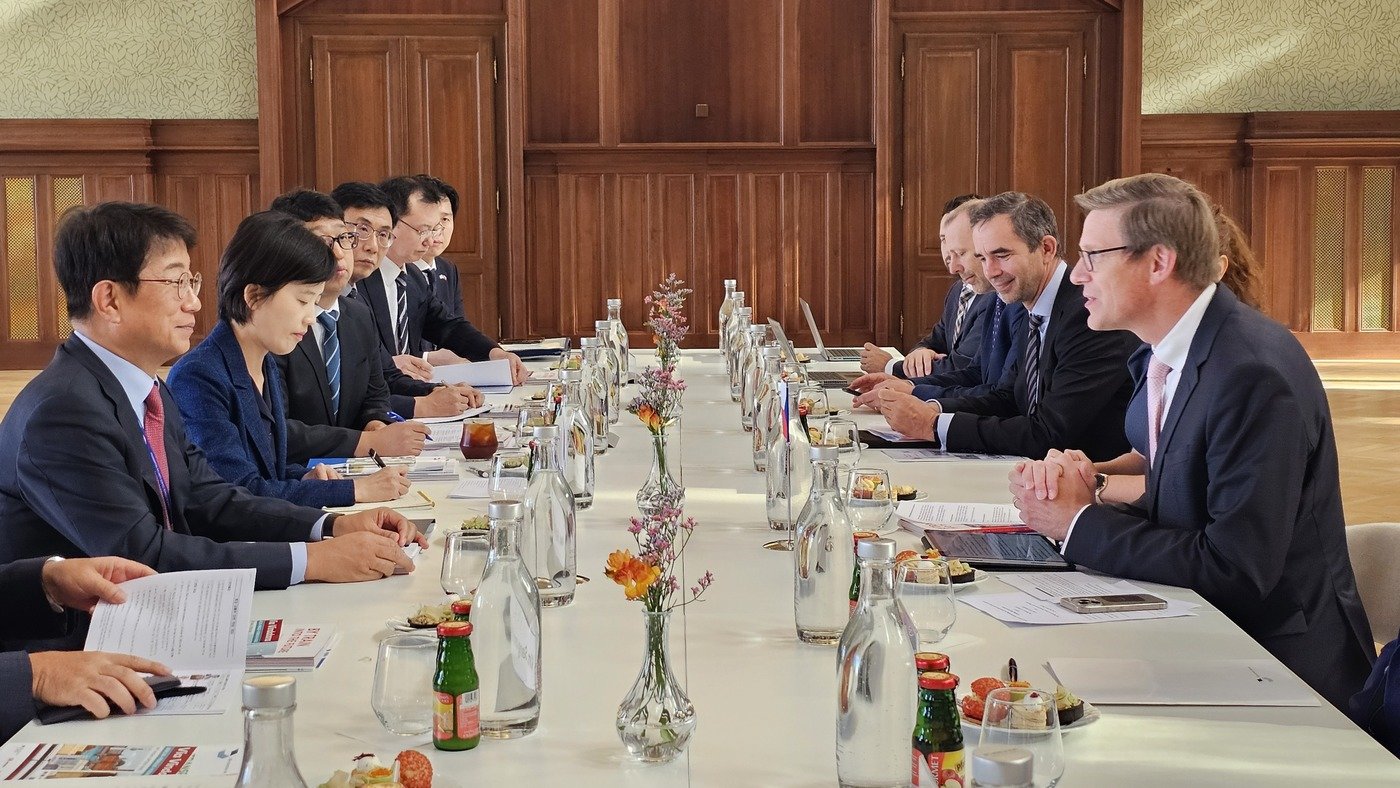 본문 이미지 - 지난 20일 박상우 국토교통부 장관(왼쪽)이 마틴 쿱카 체코 교통부 장관과 면담을 하고 있다.(국토교통부 제공)