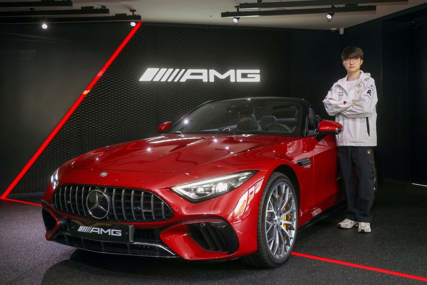 본문 이미지 - 페이커와 메르세데스-AMG SL&#40;메르세데스-벤츠 코리아 제공&#41;
