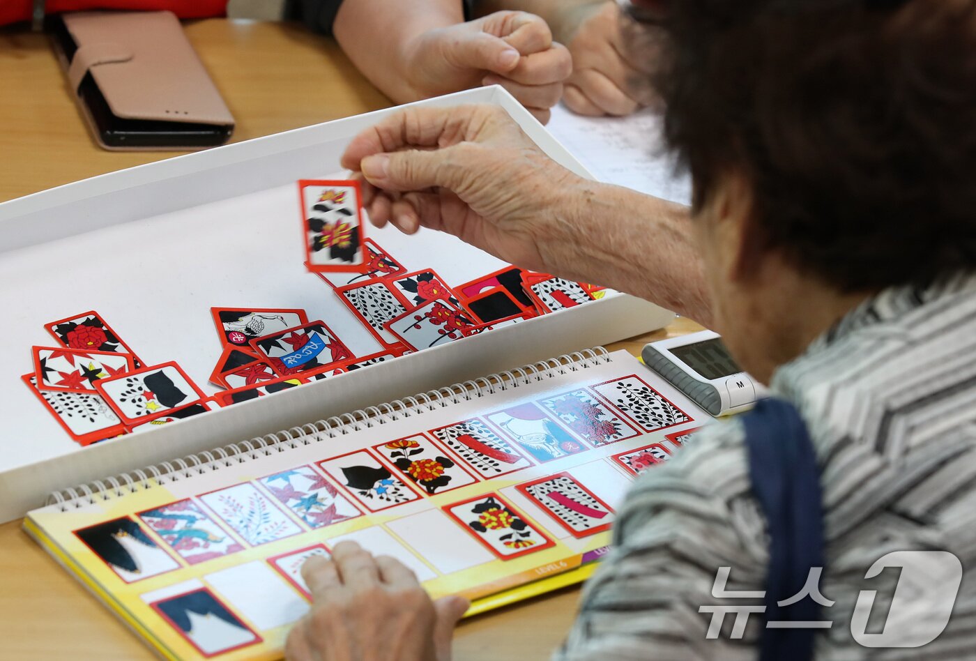 본문 이미지 - 26일 대구 중구 남산종합사회복지관에서 열린 &#39;2024년 제4회 중구 한마음순회봉사&#39; 행사장을 찾은 어르신이 치매 예방을 위한 시니어게임을 하고 있다. 2024.9.26/뉴스1 ⓒ News1 공정식 기자