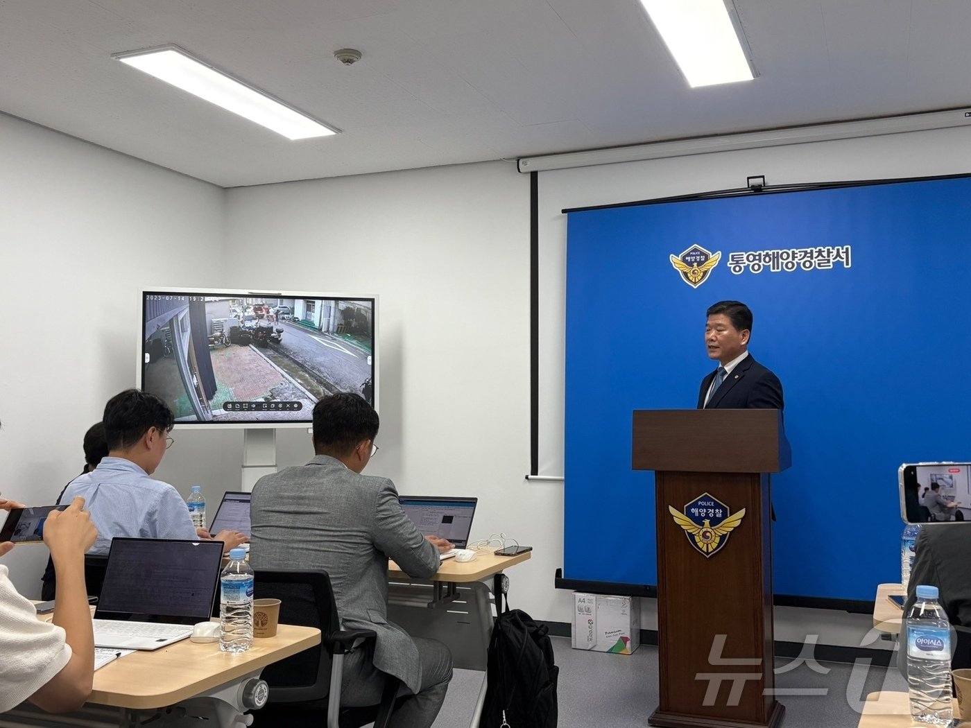 본문 이미지 - 26일 이정석 통영해양경찰서 수사과장이 지적장애 선원의 임금을 가로챈 무등록 선원소개업자 검거와 관련한 언론 브리핑을 하고 있다.2024.9.26/뉴스1 강미영기자