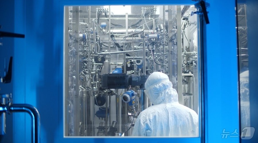 본문 이미지 - 지투지바이오 직원이 미립구 GMP 생산 시설을 점검하고 있다.(지투지바이오 제공)/뉴스1 ⓒ News1