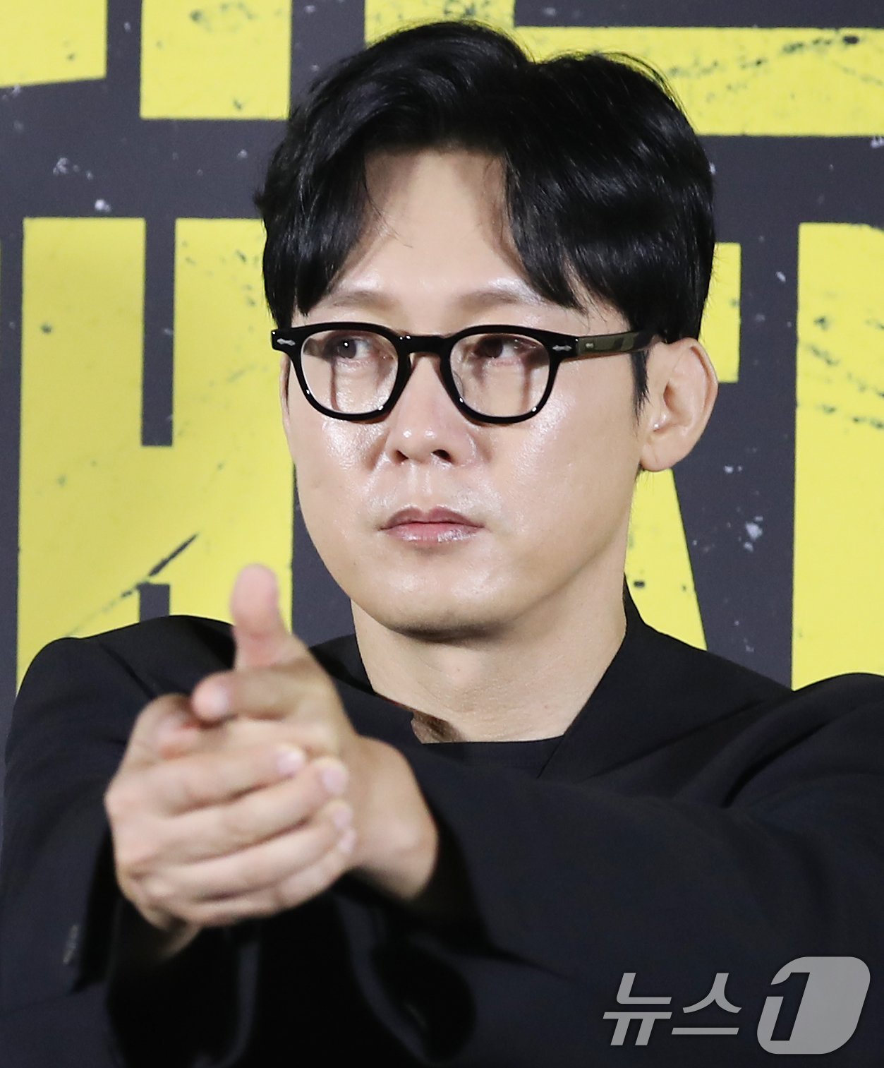 본문 이미지 - 배우 박병은이 26일 오전 서울 용산구 용산CGV아이파크몰에서 열린 영화 '더러운 돈에 손대지 마라' 제작보고회에 참석해 포즈를 취하고 있다. '더러운 돈에 손대지 마라'는 수사는 본업! 뒷돈은 부업! 두 형사가 인생 역전을 위해 완전 범죄를 꿈꾸며 '더러운 돈'에 손을 댄 후 계획에 없던 사고에 휘말리며 벌어지는 이야기를 그린 작품이다. 2024.9.26/뉴스1 ⓒ News1 권현진 기자