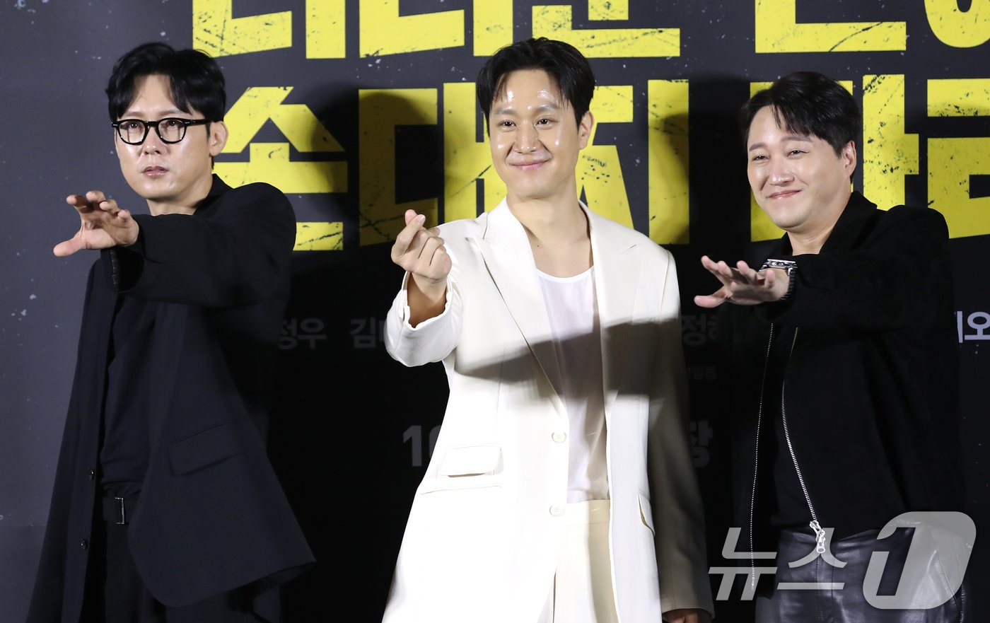 본문 이미지 - 배우 박병은(왼쪽부터)과 정우, 김대명이 26일 오전 서울 용산구 용산CGV아이파크몰에서 열린 영화 '더러운 돈에 손대지 마라' 제작보고회에 참석해 포즈를 취하고 있다. '더러운 돈에 손대지 마라'는 수사는 본업! 뒷돈은 부업! 두 형사가 인생 역전을 위해 완전 범죄를 꿈꾸며 '더러운 돈'에 손을 댄 후 계획에 없던 사고에 휘말리며 벌어지는 이야기를 그린 작품이다. 2024.9.26/뉴스1 ⓒ News1 권현진 기자