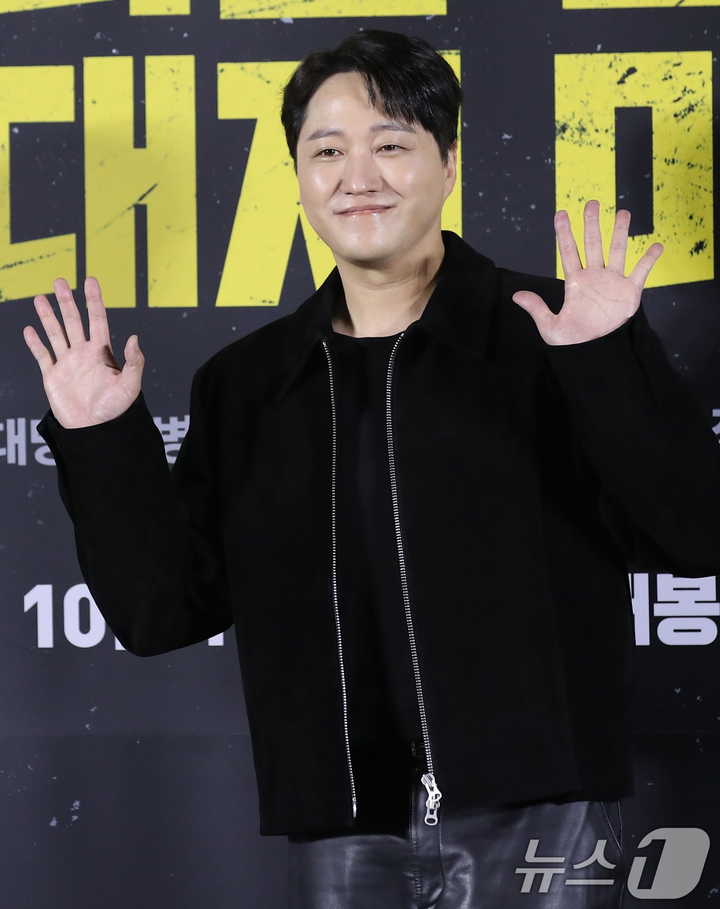 본문 이미지 - 배우 김대명이 26일 오전 서울 용산구 용산CGV아이파크몰에서 열린 영화 '더러운 돈에 손대지 마라' 제작보고회에 참석해 포즈를 취하고 있다. '더러운 돈에 손대지 마라'는 수사는 본업! 뒷돈은 부업! 두 형사가 인생 역전을 위해 완전 범죄를 꿈꾸며 '더러운 돈'에 손을 댄 후 계획에 없던 사고에 휘말리며 벌어지는 이야기를 그린 작품이다. 2024.9.26/뉴스1 ⓒ News1 권현진 기자