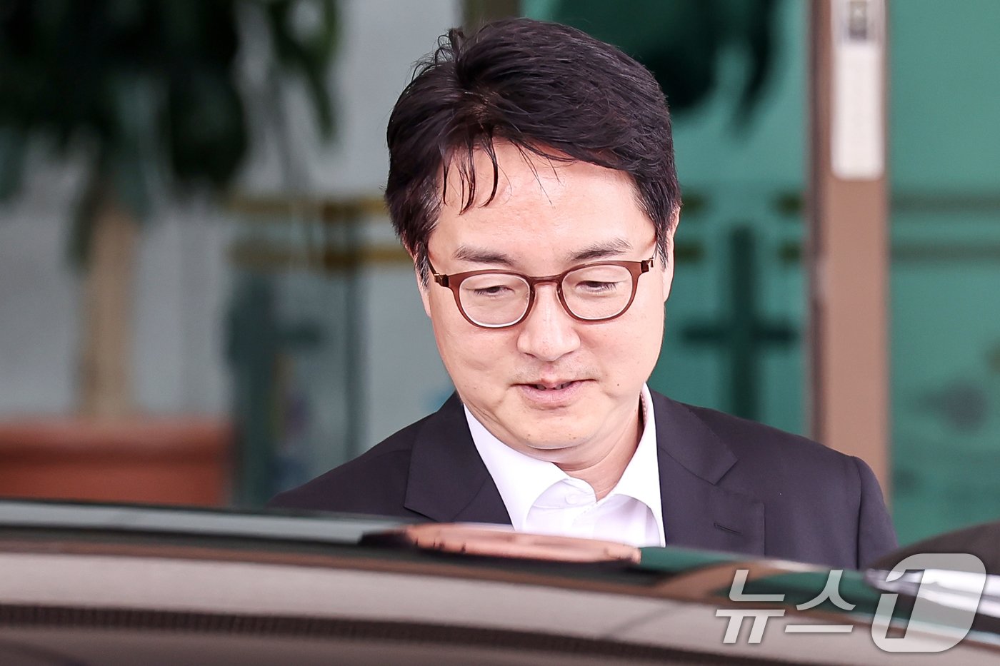 본문 이미지 - 심우정 검찰총장이 26일 오전 서울 서초구 대검찰청을 나서고 있다. 심 총장은 이날 이창수 서울중앙지검장으로부터 최재영 목사에 대한 검찰 수사심의위원회 관련 주례 정기 보고를 받을 것으로 알려졌다. 2024.9.26/뉴스1 ⓒ News1 민경석 기자