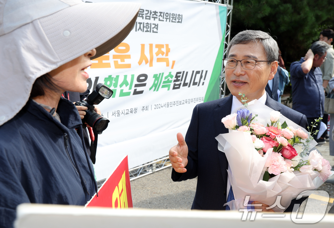 (서울=뉴스1) 김명섭 기자 = 정근식 서울민주진보교육감후보자 26일 서울 종로구 교육청앞에서 열린 2024서울민주진보교육감추진위원회 후보 확정 기자회견을 마치고 A학교 성폭력 사 …