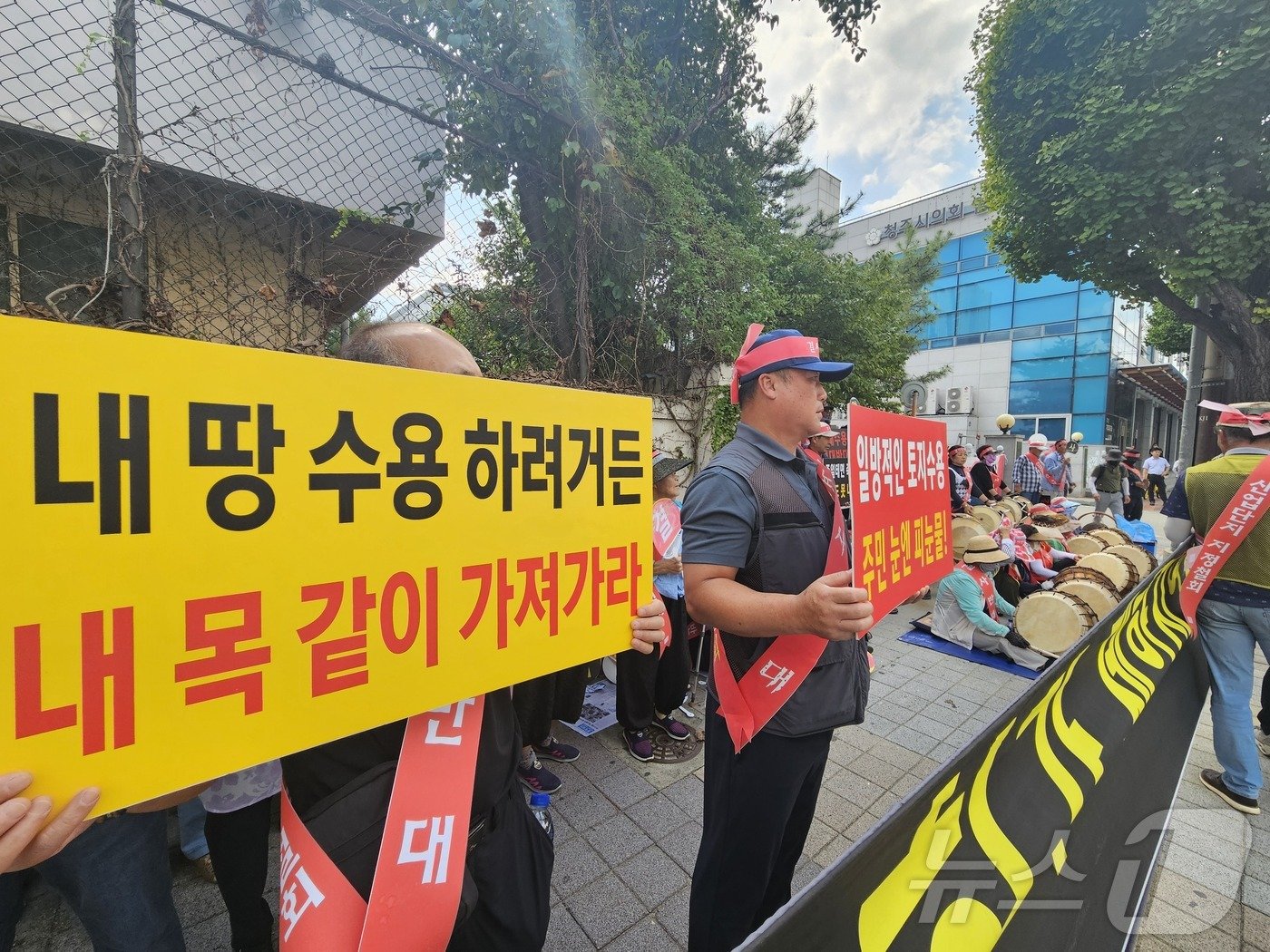 본문 이미지 -  네오테크밸리 조성 반대하는 오창 주민들.2024.9.26/뉴스1 이재규 기자