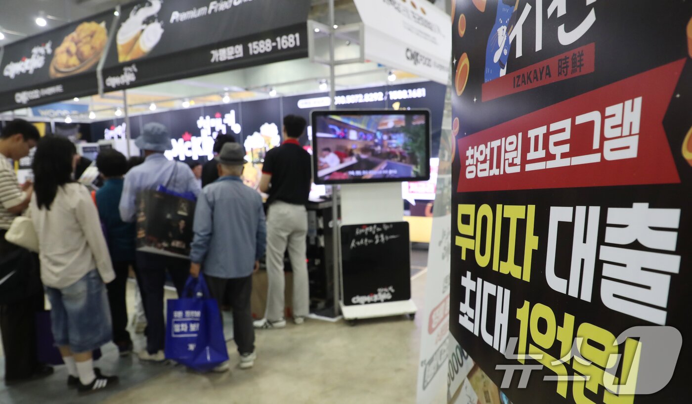 본문 이미지 - 부산 해운대구 벡스코 제2전시장에서 열린 &#39;2024 부산창업박람회&#39;에서 시민들이 창업 전시부스를 둘러보고 있다. 2024.9.26/뉴스1 ⓒ News1 윤일지 기자