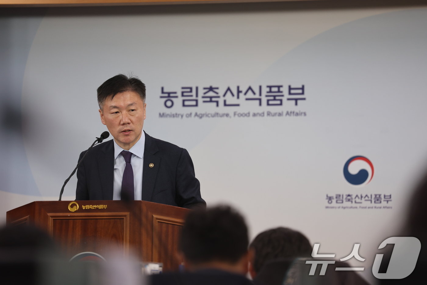 본문 이미지 - 박범수 농림축산식품부 차관이 26일 정부세종청사에서 '오는 2027년 개 식용 종식법' 시행에 따른 지원방안 등을 담은 계획을 발표하고 있다. 정부는 개 1마리당 보상금액을 30만 원으로 책정하고, 조기에 전·폐업을 이행한 경우 마리당 최대 60만 원을 지원한다는 계획이다. (농림축산식품부 제공) 2024.9.26/뉴스1