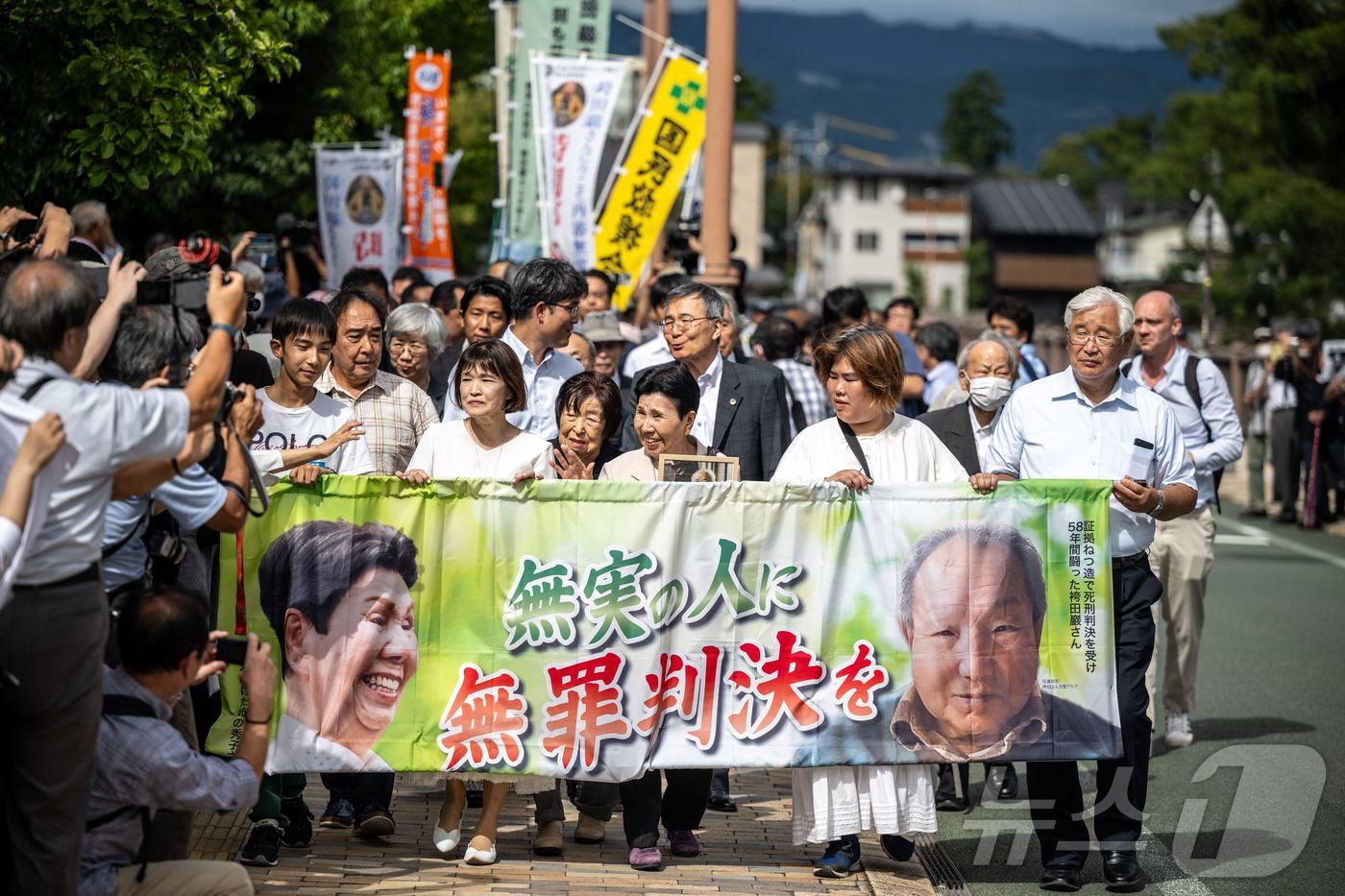 (시즈오카 AFP=뉴스1) 김지완 기자 = 26일 일본 시즈오카현 지방재판소 앞에서 1966년 한 일가족 살인 혐의로 1980년 사형이 확정된 하카마다 이와오(88)를 석방하라는 …