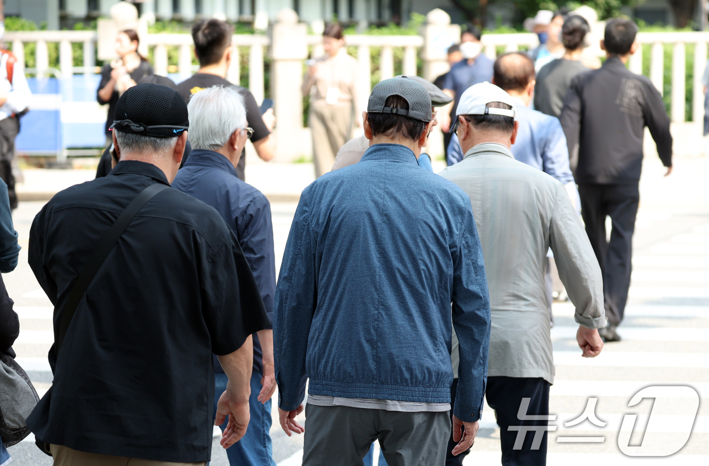 (서울=뉴스1) 김명섭 기자 = 26일 통계청 '2024 고령자 통계' 발표에 따르면 올해 기준 우리나라의 65세 이상 인구는 993만 8000명으로 전체 인구의 19.2%를 차지 …