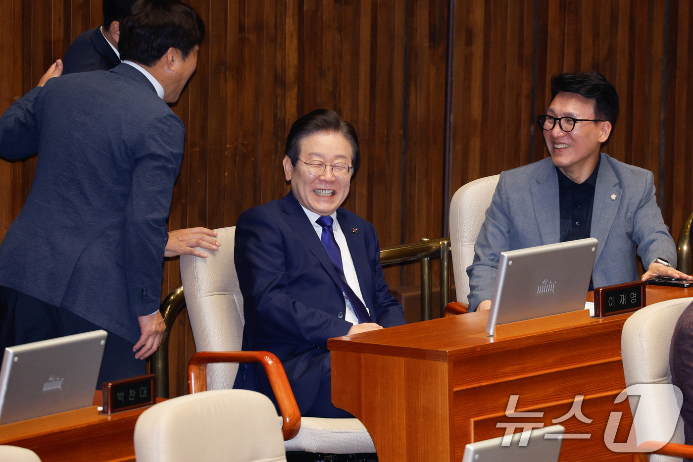 (서울=뉴스1) 안은나 기자 = 이재명 더불어민주당 대표와 김민석 최고위원이 26일 오후 서울 여의도 국회에서 열린 제418회국회(정기회) 제9차 본회의에서 대화를 나누고 있다. …