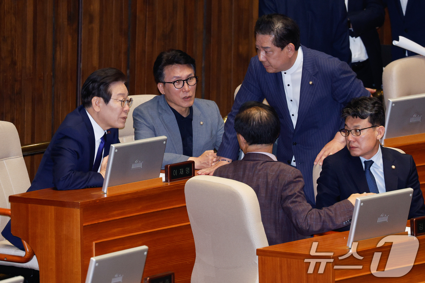 (서울=뉴스1) 안은나 기자 = 이재명 더불어민주당 대표와 김민석 최고위원 등이 26일 오후 서울 여의도 국회에서 열린 제418회국회(정기회) 제9차 본회의에서 대화를 나누고 있다 …