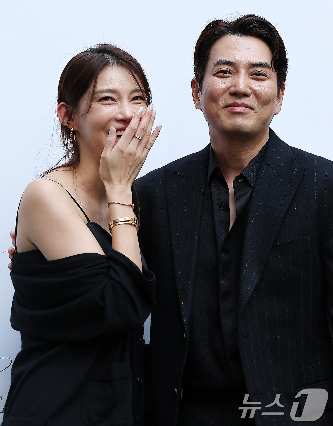 (서울=뉴스1) 김진환 기자 = 차예련·주상욱 부부가 26일 오후 서울 강남구 압구정로 미스지콜렉션 청담 사옥 앞에서 열린 25 S/S 미스지콜렉션 패션쇼 포토콜에 참석해 포즈를 …