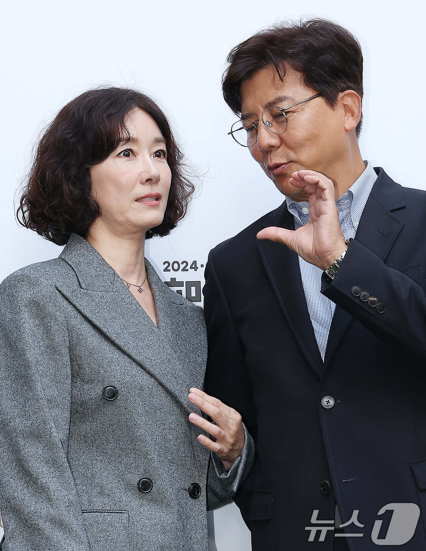 (서울=뉴스1) 김진환 기자 = 오연수·손지창 부부가 26일 오후 서울 강남구 압구정로 미스지콜렉션 청담 사옥 앞에서 열린 25 S/S 미스지콜렉션 패션쇼 포토콜에 참석해 포즈를 …