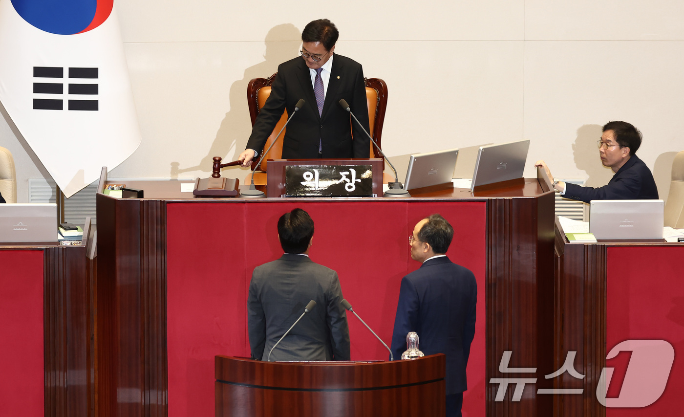 (서울=뉴스1) 김민지 기자 = 우원식 국회의장이 26일 오후 서울 여의도 국회에서 열린 본회의에서 한석훈 국가인권위원 선출안이 부결되면서 국민의힘 의원들이 반발하며 항의하자 정회 …