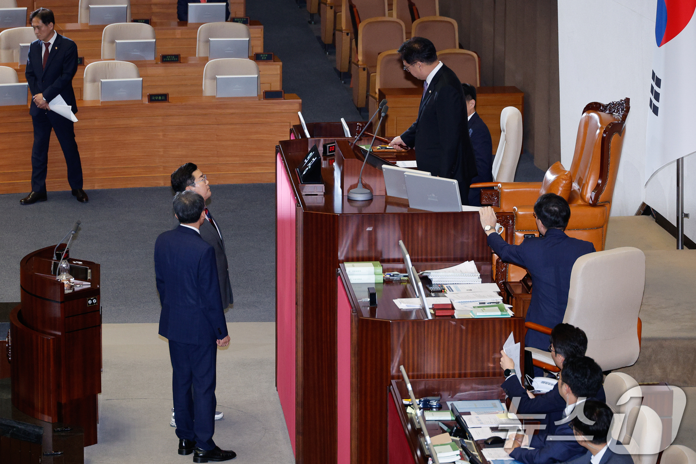 (서울=뉴스1) 안은나 기자 = 26일 오후 서울 여의도 국회에서 열린 제418회국회(정기회) 제9차 본회의에서 여당 추천 몫인 한석훈 국가인권위원 선출안이 부결되자 국민의힘이 여 …