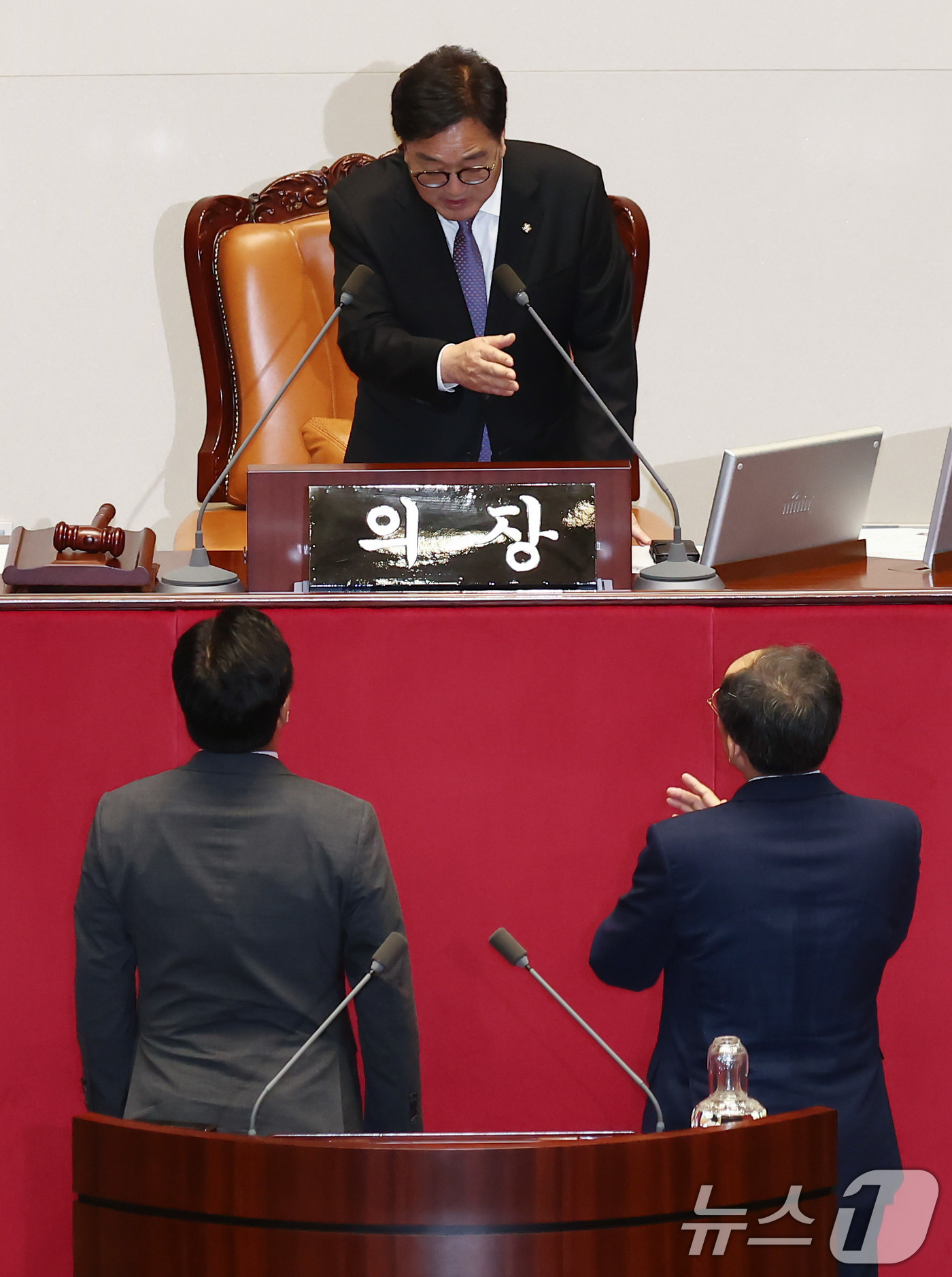 (서울=뉴스1) 김민지 기자 = 추경호 국민의힘 원내대표가 26일 오후 서울 여의도 국회에서 열린 본회의에서 한석훈 국가인권위원 선출안이 부결된 것에 대해 우원식 국회의장과 박찬대 …