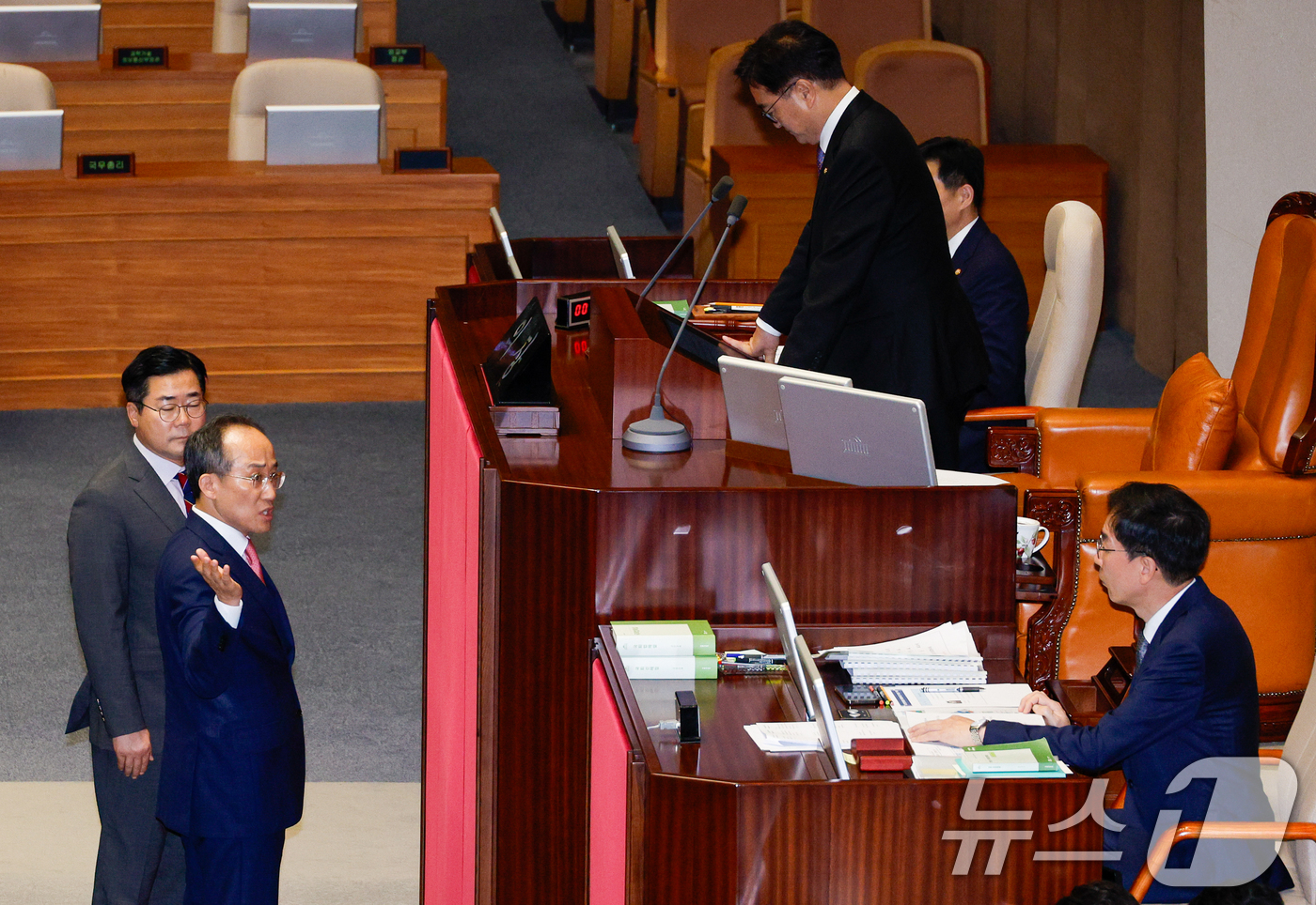 (서울=뉴스1) 안은나 기자 = 박찬대 더불어민주당, 추경호 국민의힘 원내대표가 26일 오후 서울 여의도 국회에서 열린 제418회국회(정기회) 제9차 본회의에서 우원식 의장과 대화 …