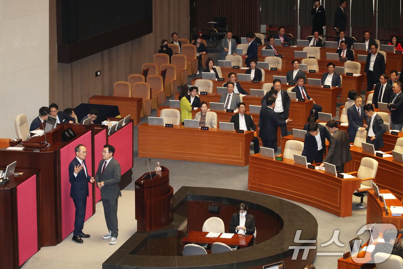 본문 이미지 - 추경호 국민의힘 원내대표와 박찬대 더불어민주당 원내대표가 26일 오후 서울 여의도 국회에서 열린 제418회국회(정기회) 제9차 본회의가 정회된 가운데 대화하고 있다. 이날 여당 추천 몫인 한석훈 국가인권위원 선출안이 득표율 39.93%로 부결되자 국민의힘은 여야 합의안인데 부결됐다며 항의했다. 2024.9.26/뉴스12024.9.26/뉴스1 ⓒ News1 이광호 기자