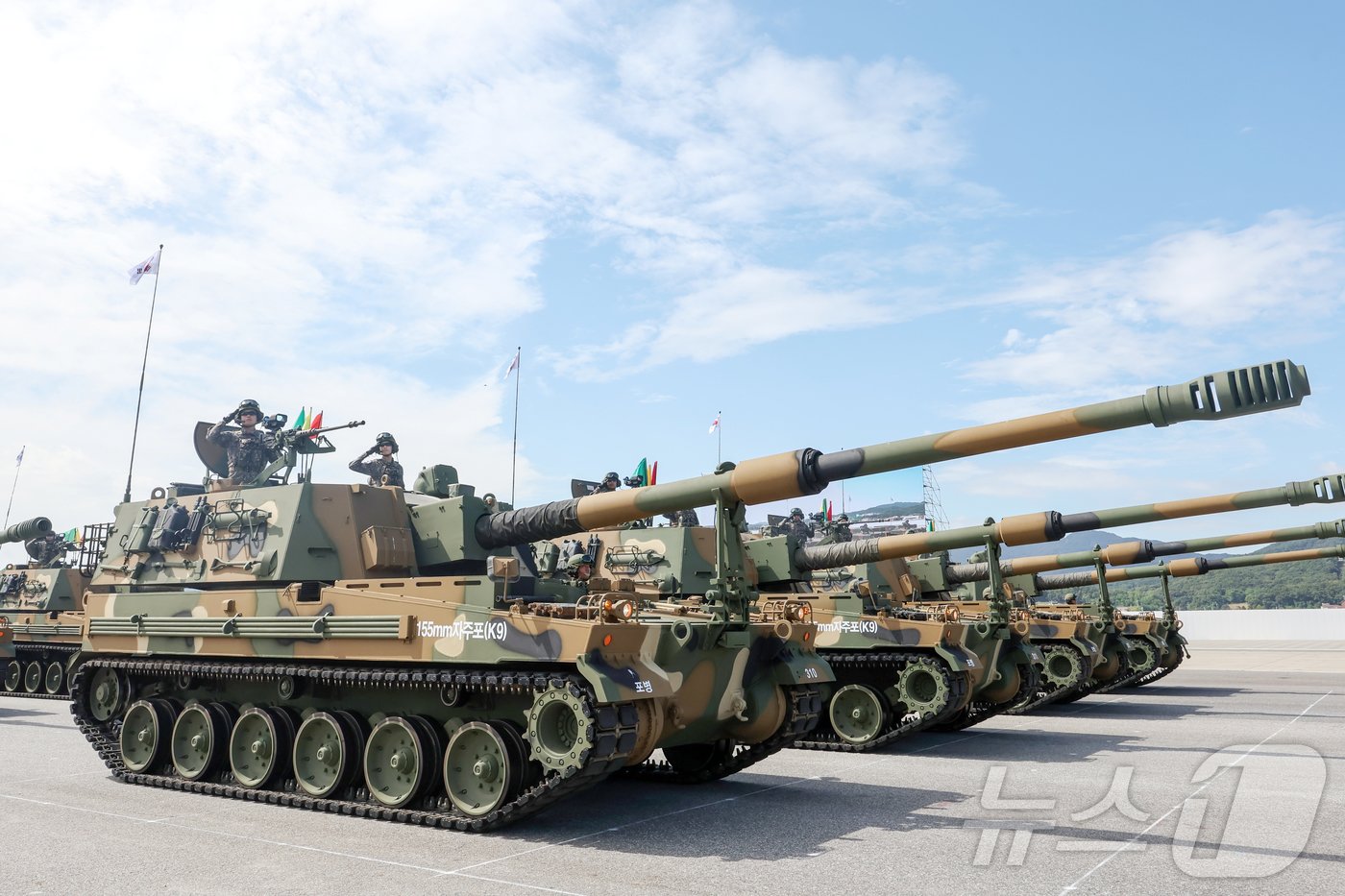 본문 이미지 - 지난 9월 25일 경기도 성남시 서울공항에서 열린 '건군 76주년 국군의 날 미디어데이' 행사에서 K-9 자주포 등이 포함된 한국형 3축 체계 제대가 분열을 실시하고 있다. 2024.10.1/뉴스1 ⓒ News1 민경석 기자