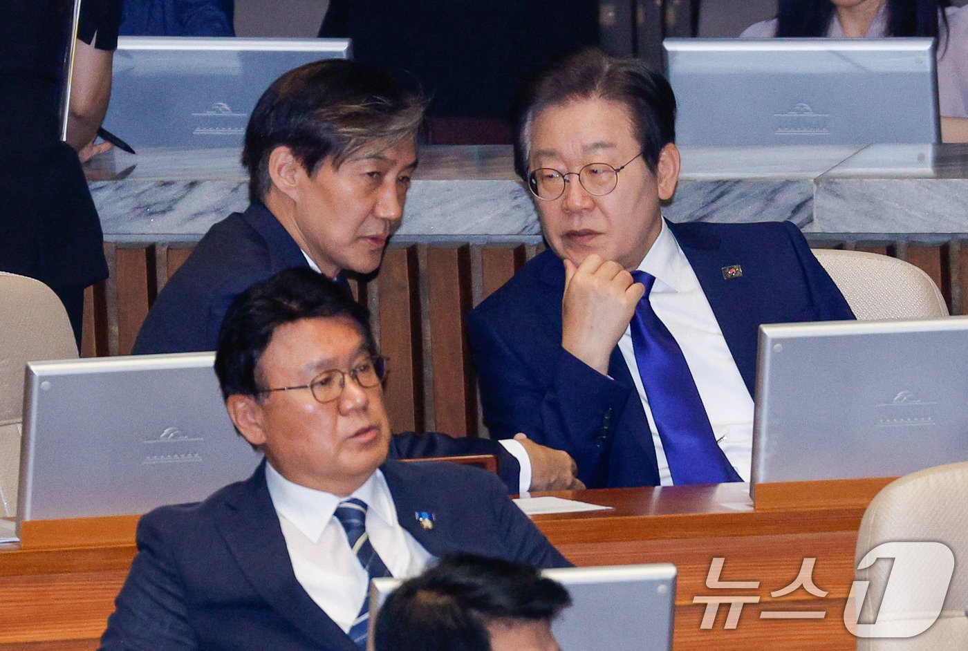 이재명 더불어민주당 대표와 조국 조국혁신당 대표가 26일 오후 서울 여의도 국회에서 열린 제418회국회&#40;정기회&#41; 제9차 본회의에서 대화를 나누고 있다. 2024.9.26/뉴스1 ⓒ News1 안은나 기자