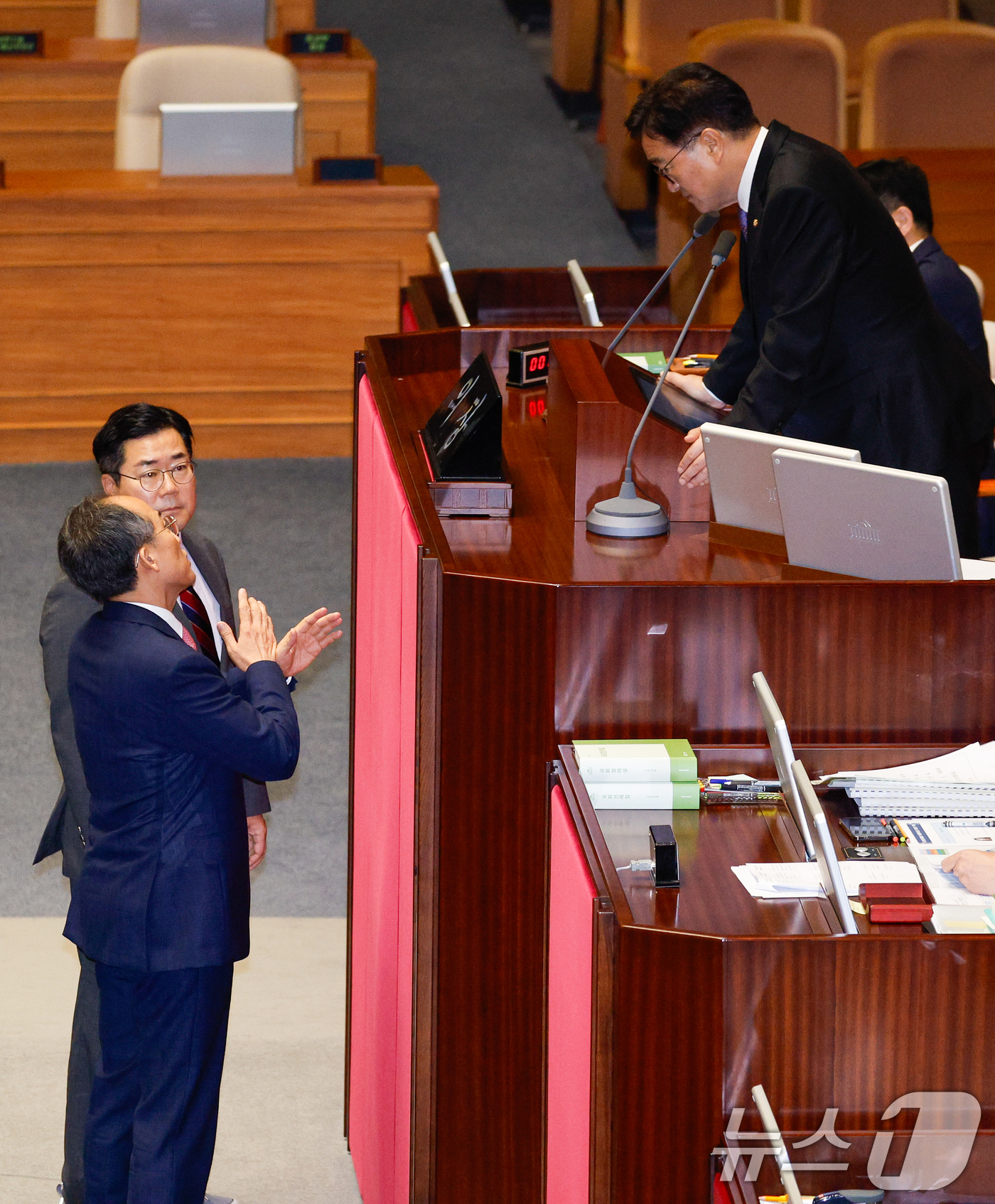 (서울=뉴스1) 안은나 기자 = 박찬대 더불어민주당, 추경호 국민의힘 원내대표가 26일 오후 서울 여의도 국회에서 열린 제418회국회(정기회) 제9차 본회의에서 우원식 의장과 대화 …