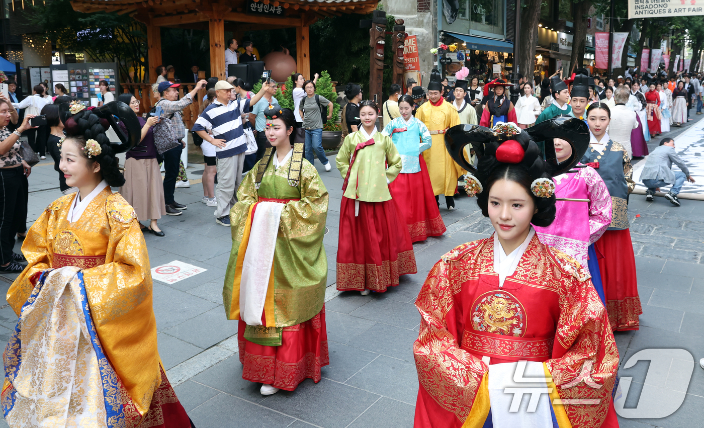 (서울=뉴스1) 김명섭 기자 = 26일 서울 종로구 인사동 일대에서 열린 2024인사동 엔틱&아트페어에서 한복문화퍼레이드가 이어지고 있다.이날 부터 10월 20일 까지 1부 차·공 …