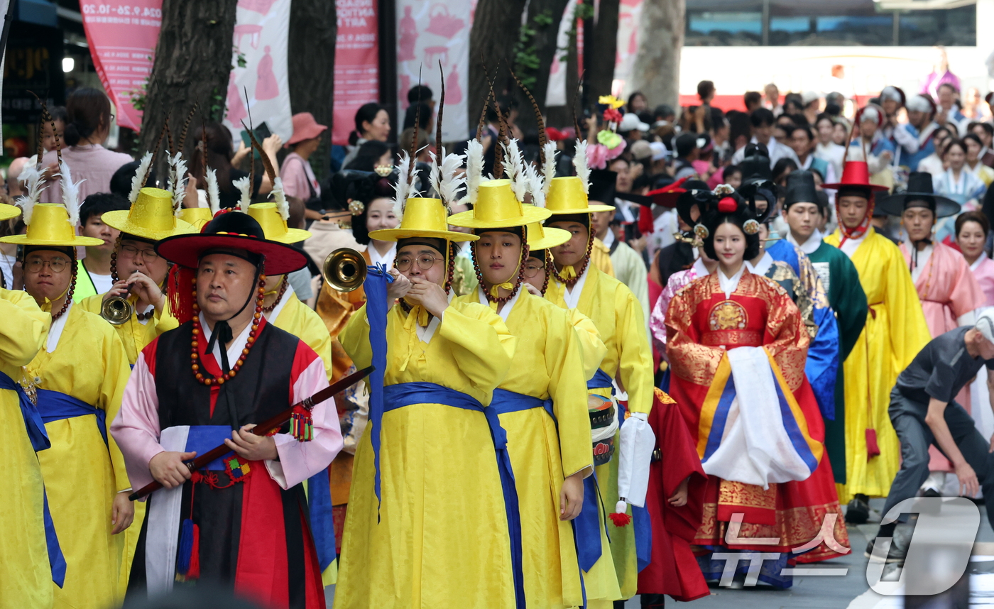 (서울=뉴스1) 김명섭 기자 = 26일 서울 종로구 인사동 일대에서 열린 2024인사동 엔틱&아트페어에서 한복문화퍼레이드가 이어지고 있다.이날 부터 10월 20일 까지 1부 차·공 …