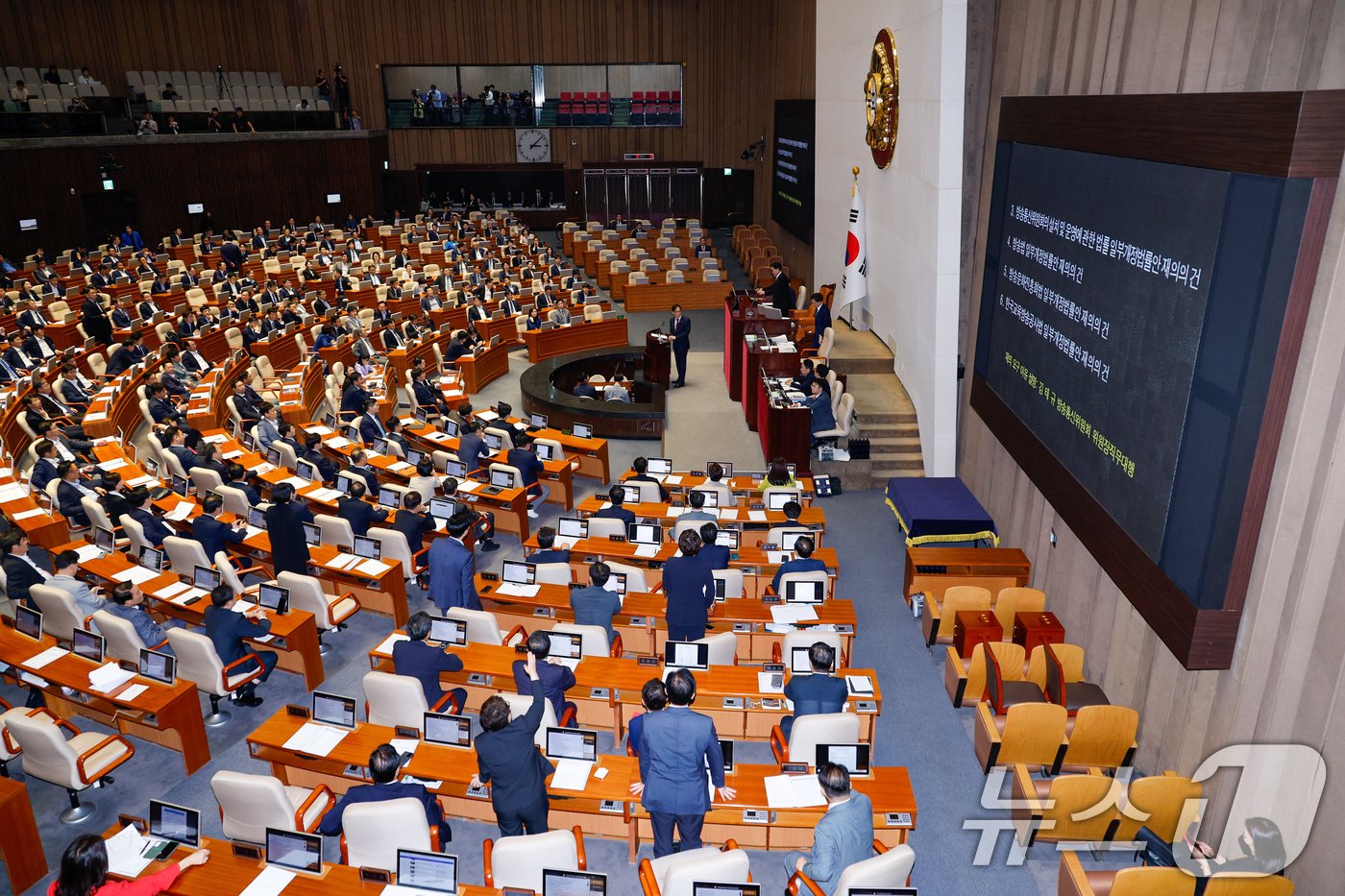 본문 이미지 - 김태규 방송통신위원회 위원장 직무대행이 26일 오후 서울 여의도 국회에서 열린 제418회국회(정기회) 제9차 본회의에서 방송4법 재의의 건에 대해 설명하는 가운데 국민의힘 의원들이 여당 추천 몫인 한석훈 국가인권위원 선출안 부결에 항의하고 있다. 2024.9.26/뉴스1 ⓒ News1 안은나 기자