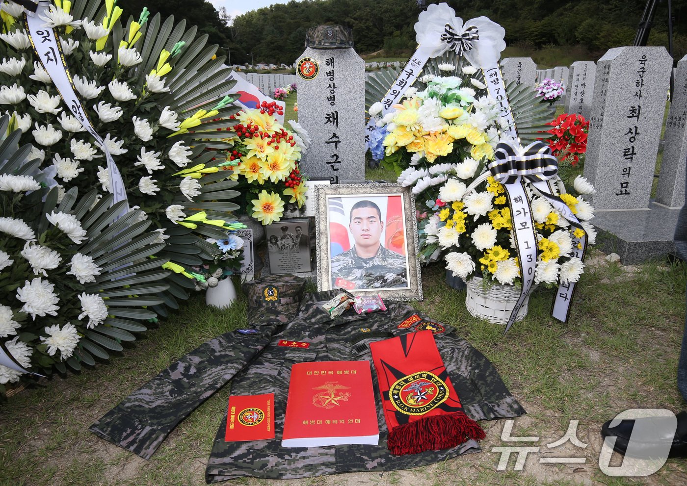 본문 이미지 - 故 채수근 해병 전역일인 26일 대전 유성구 국립대전현충원 내 위치한 채 해병의 묘비에 전역모와 추모 물품이 놓여 있다. 2024.9.26/뉴스1 ⓒ News1 김기태 기자