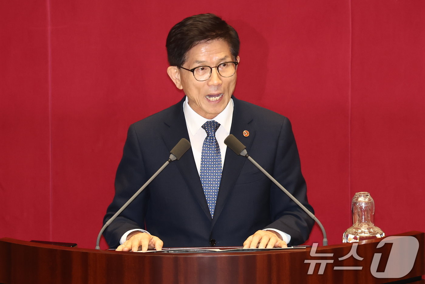 본문 이미지 - 김문수 고용노동부 장관이 26일 오후 서울 여의도 국회에서 열린 본회의에서 노동조합 및 노동관계조정법일부개정법률안 재의 요구 이유를 설명하고 있다. 2024.9.26/뉴스1 ⓒ News1 김민지 기자
